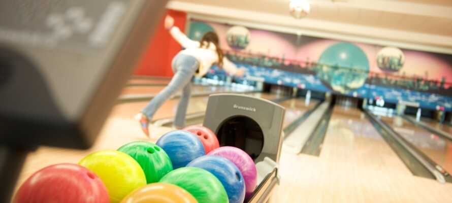 Der findes et bowlingcenter på den modsatte side af vejen, så I kan udfordre hinanden i det sjove spil