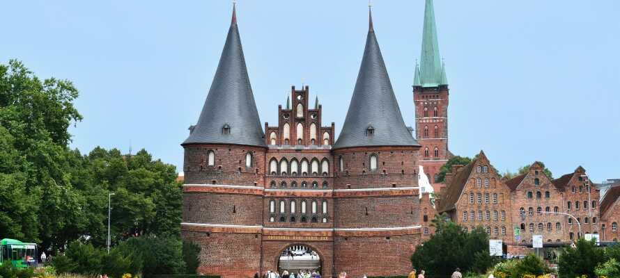 Hansestaden Lübeck ligger ca. 30 km fra hotellet og her kan I bl.a. se byporten, Holstentor, og den historiske bydel