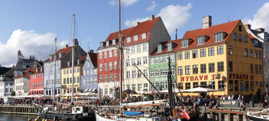Gör en utflykt till härliga Köpenhamn där det väntar shopping, sightseeing och kanske en fika i mysiga Nyhavn