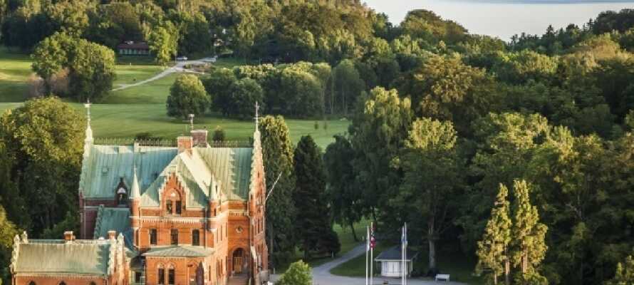 Gör en dagstur till Torreby slott, Bohusläns enda slott. Här finns även en golfbana med 9- hål för alla golfälskare.