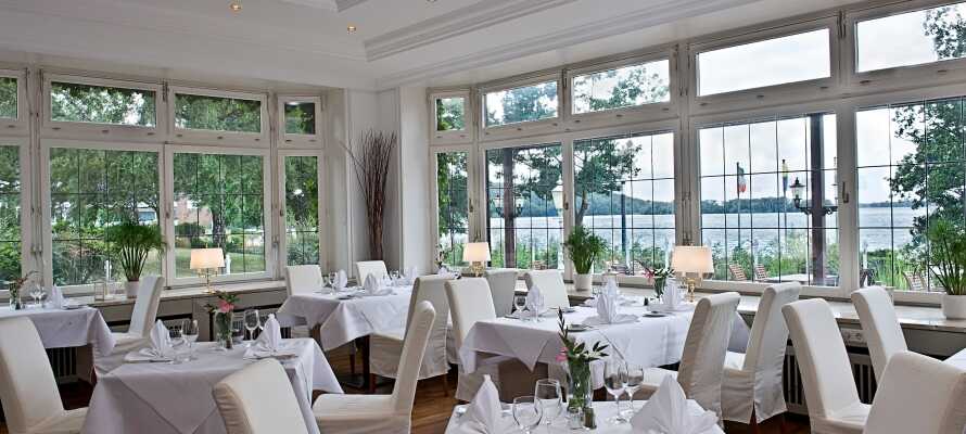 Spis middag i hotellets restaurant med en flot udsigt til søen Dieksee.