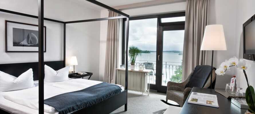 Hotellets værelser er lyse og moderne indrettede og kan bestilles enten med udsigt til landsiden eller søsiden.