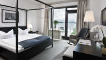 Beispiel für eines der Hotelzimmer mit Balkon und Meerblick