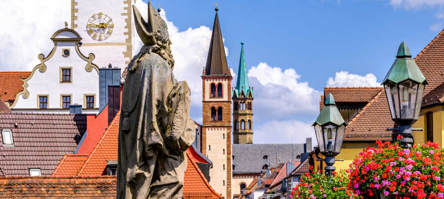 Würzburgs maleriske midtby ligger bare en kort slentretur fra hotellet.