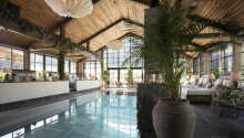 Nyd omgivelserne i hotellets 1.000 m² store Pool Club, med alt hvad hjertet begærer.