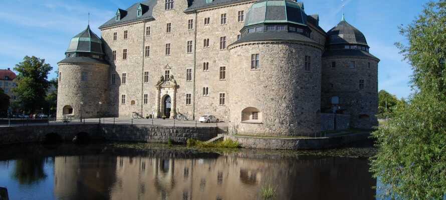 Benyt lejligheden til at tage på en udflugt til Örebro, hvor I blandt andet kan besøge byens gamle borg.