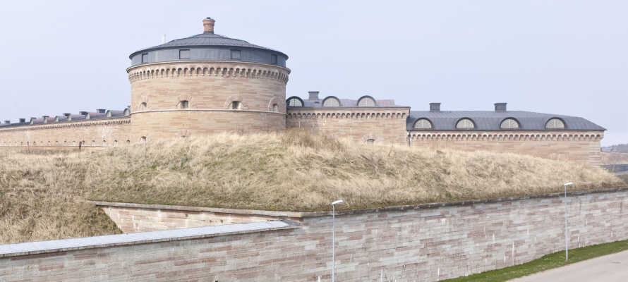 Här bor ni endast en kort promenad från Karlsborgs Fästning.
