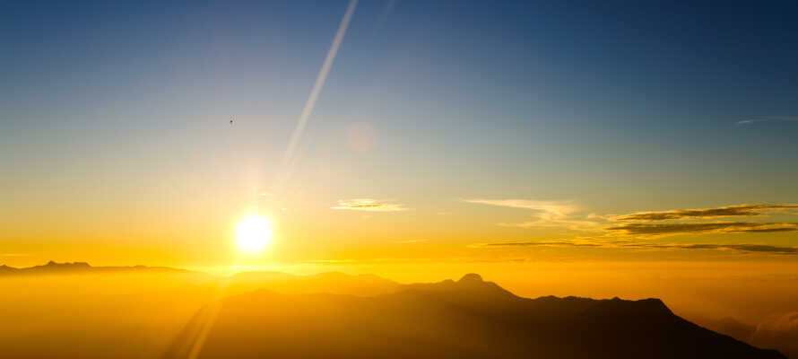 Nyd den fantastiske solopgang, f.eks. over Hodnafjellet nede i Rogalandsregionen.