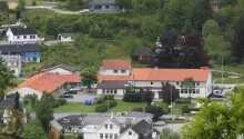 Skånevik Fjordhotel byder velkommen til en herlig ferie i skønne omgivelser tæt på Hardangerfjorden i Norge.
