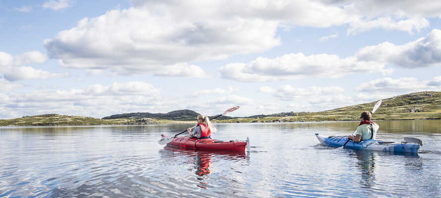 Gæsterne kan leje robåd, kajak eller kano på hotellet og slappe af på søen.