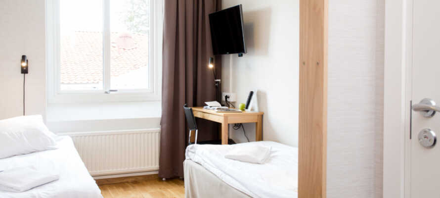 Bo komfortabelt i hotellets nydelige værelser, og få en velkomstgave når I booker ved Risskov Bilferie.