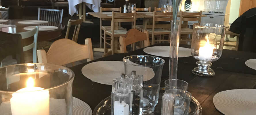I hotellets restaurang och bar kan ni avnjuta läckra svenska rätter med härlig utsikt från terrassen.