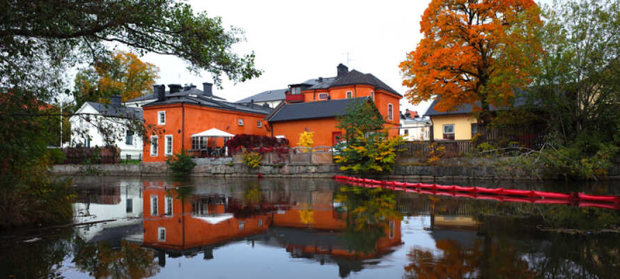 Deltag i Köpings rigt forsyningssamfund med dens smukke bygninger, den gamle bydel, Köping-floden og interessante museer.