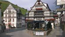 Berg's Alte Bauernschänke byder velkommen til et skønt ophold i historiske rammer i Rhindalen.