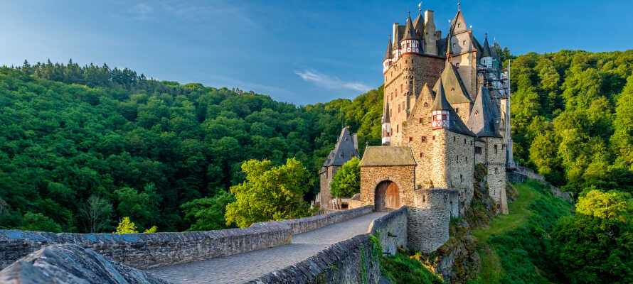Fra hotellet har I blot en kort køretur til det romantiske gamle slot, Burg Eltz.