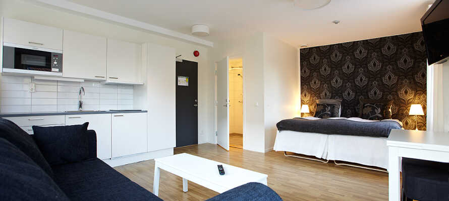 Lägenheterna är utrustade med ett litet men väl fungerande kök och bekväm möblering.