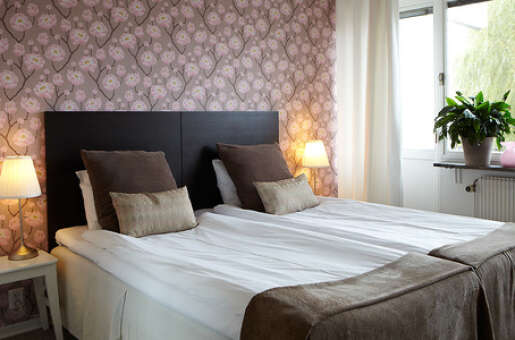 Riverside Hotel & Apartments