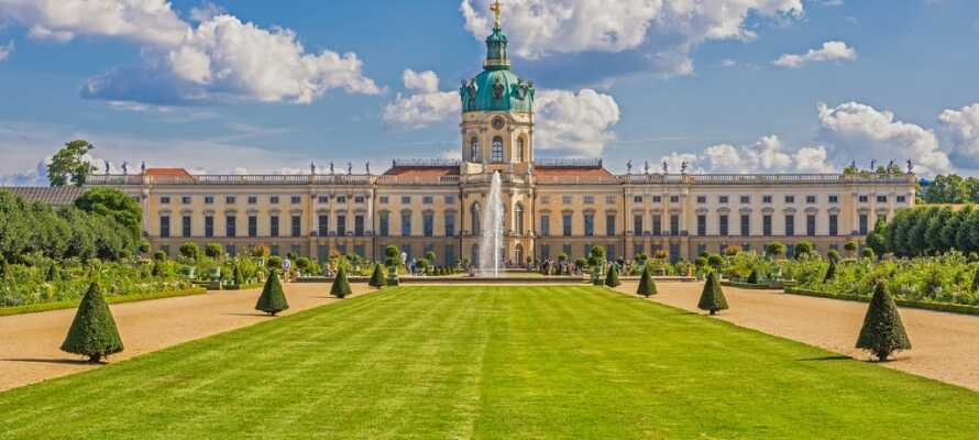 Vest for Berlins centrum i Charlottenburg ligger det imponerende Schloss Charlottenburg, som blev bygget i slutningen af det 17.