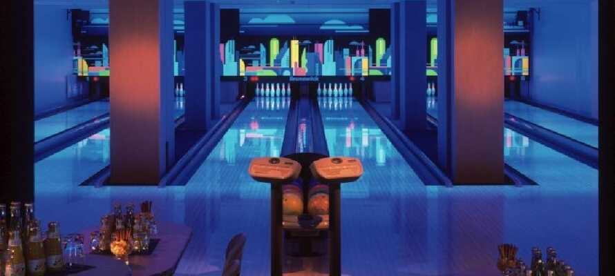 Lige ved hotellet ligger der en bowlinghal, hvor I kan tage en venskabelig dyst om aftenen.