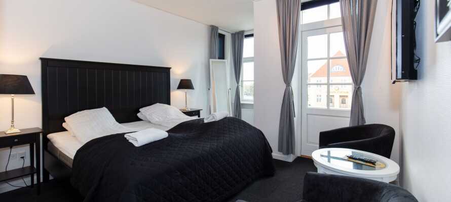 Hotellets værelser er indrettet med inspiration i Skagens seværdigheder, og har alle privat badeværelse og et hyggeligt siddeområde.