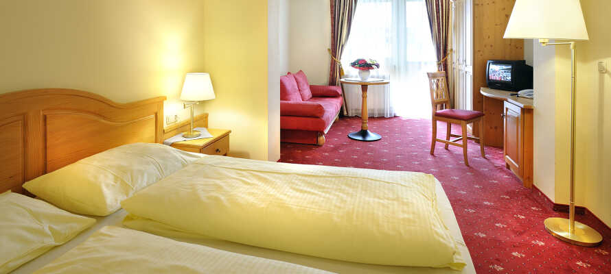 Hotellets værelser er varme og hjemlige, og tilbyder alle god plads og komfort under opholdet.