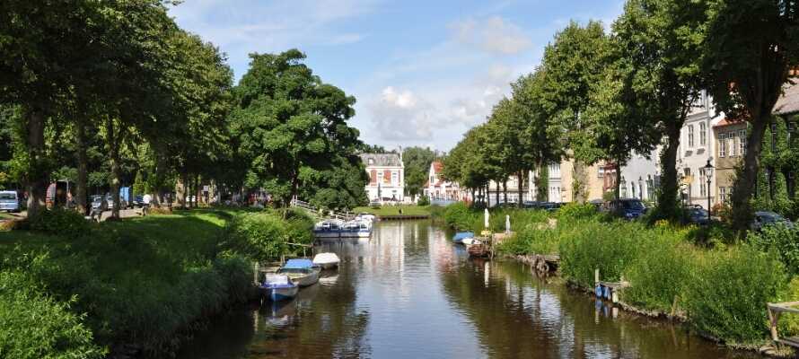 Når I besøger Friedrichstadt kan det anbefales at nyde en kanalrundfart og se byen fra en helt anden side.