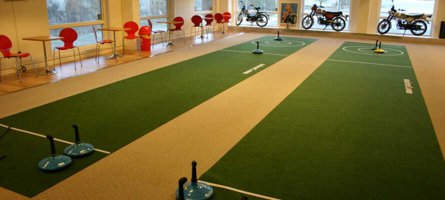 I det stor indendørs aktivitetsområde kan I bl.a. spille minigolf, billard, tæppe-curling og air hockey.