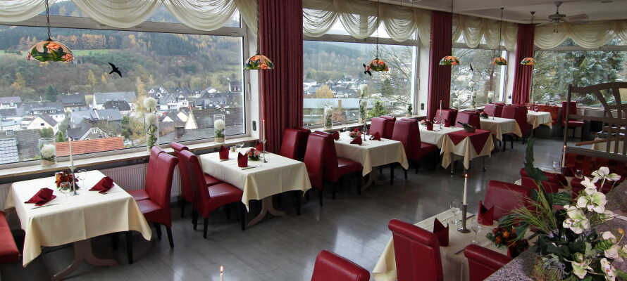 Nyd aftenmåltiderne med en herlig panoramaudsigt fra hotellets restaurant.