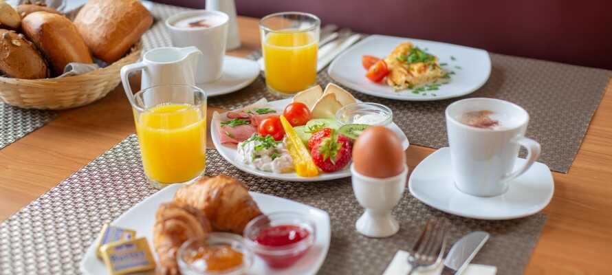 Start dagen med en god omgang morgenmad i hyggelige rammer.
