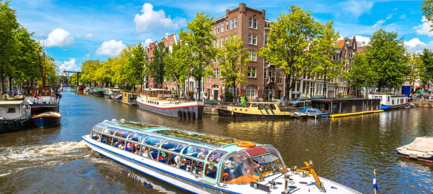 Besök Nederländernas vackra huvudstad där ni kan bege er ut på en sightseeingtur i kanalbåt