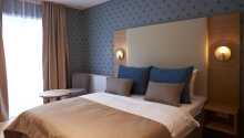 Hotellets hyggelige og elegante værelser er udstyret med komfortable senge.