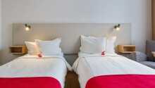 Hotellets værelser er alle indrettet i et hyggeligt skandinavisk design.