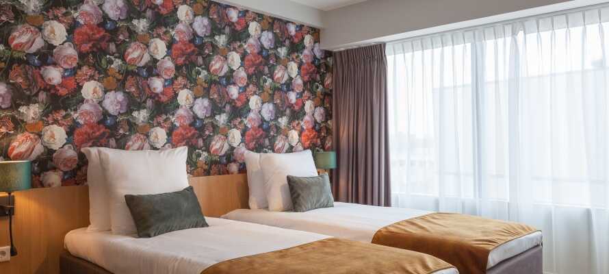 Hotellets rum är ljusa och modernt inredda med hög komfortnivå.