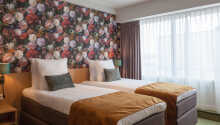 Hotellets moderne og lyse værelser tilbyder behagelige rammer for opholdet.