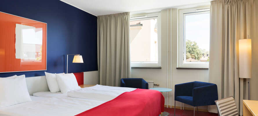 Hotellets moderne værelser er udstyret med komfortable senge, som sørger for I får en god nattesøvn.