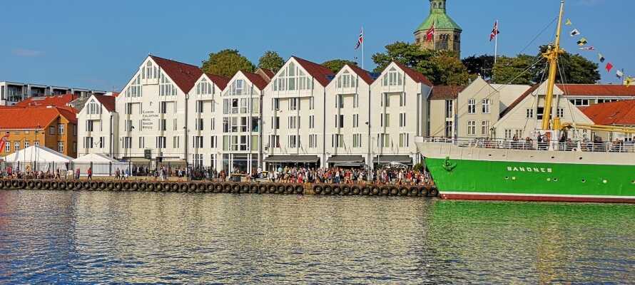 Hotellet har alletiders centrale beliggenhed på den charmerende havn i Stavanger, hvor I bor i smukke og maritime omgivelser.