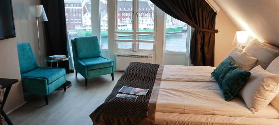 Hotellets indretning er inspireret af de gamle bådehuse som kendetegner området, og værelserne tilbyder komfortable rammer og udsigt.