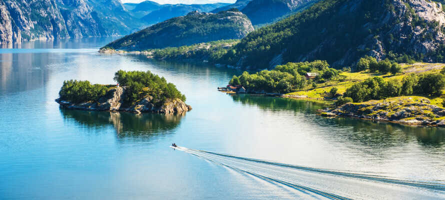 Tag på uforglemmelige bådture på de omgivende fjorde, og oplev f.eks. et lille fjordcruise på Lysefjorden.