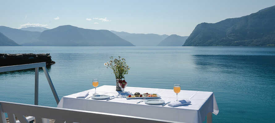 På Leikanger Fjordhotel erbjuds ni utmärkta förutsättningar för en härlig semester med vackra vyer och utsökt mat.