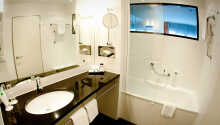 Hotellets værelser er rummelige og komfortable, og alle værelser har eget badeværelse.