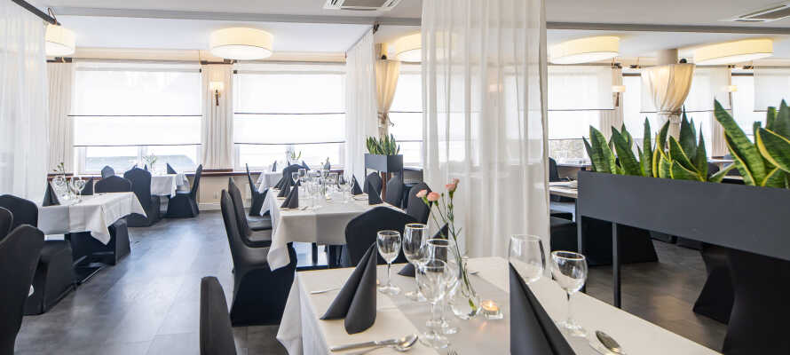 Restaurant serverer polske og internationale retter i flotte omgivelser.