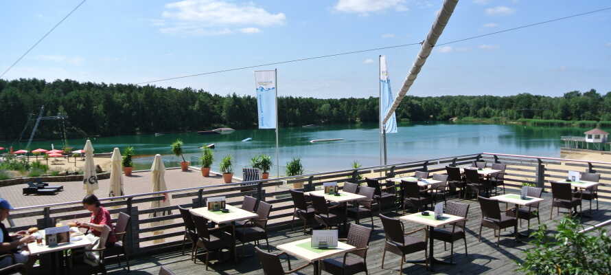 Når vejret er godt er det oplagt at slappe af på hotellets solterrasse med udsigt over søen og stranden.