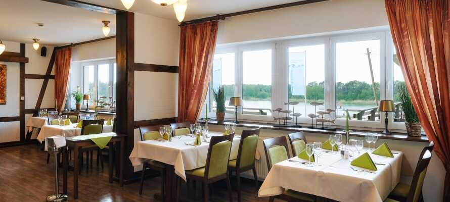 Nyd kulinariske lækkerier i hotellets hyggelige restaurant med udsigt over søen.