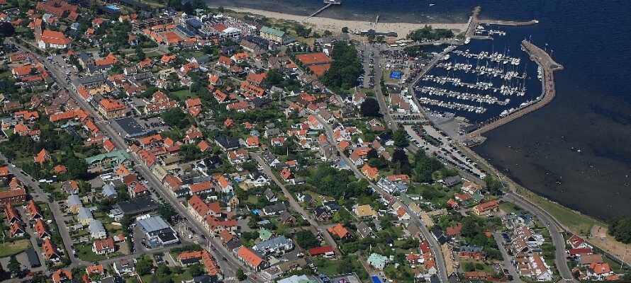 Den charmerende by Båstad bliver omtalt som en af de bedste turistbyer i Skåne.