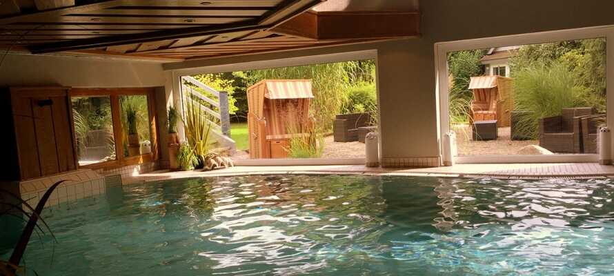 I har fri adgang til wellnessområdet med swimmingpool, sauna, dampbad og Jacuzzi.