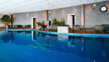 Hotellets store indendørs pool er opvarmet til 29 grader.