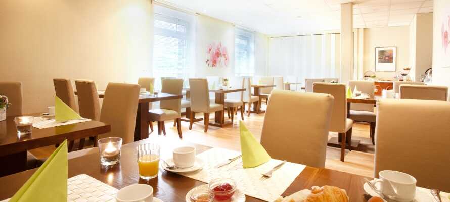 Start dagen med et lækkert morgenmåltid i hotellets hyggelige morgenmadsrestaurant.