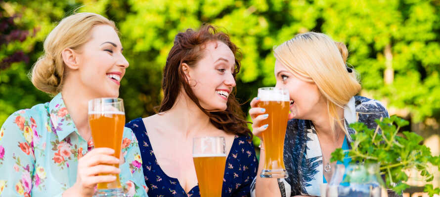 Om sommeren kan I slappe af med bayersk øl og snacks på hotellets nydelige terrasse.