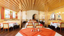 Restauranten er indrettet i en moderne alpestil, og byder på herlige retter fra det bayerske køkken.