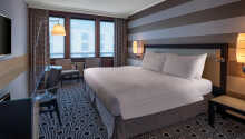 Hotellets værelser er moderne og rummelige, og giver jer god komfort under opholdet.